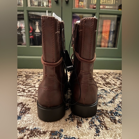 Torrid lace up flat combat dark brown boots 🍂 - Picture 9 of 10